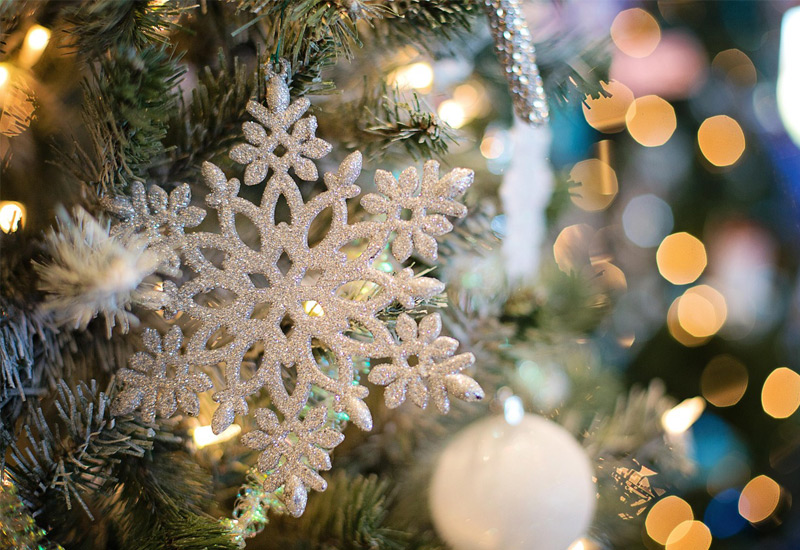 Eine große weise Schneeflocke als Dekoration an einem Weihnachtsbaum