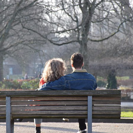 Menschen in Wiesbaden Ein Pärchen auf einer Park Sitzbank in Wiesbaden