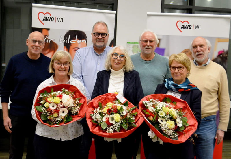 Im Bild zu sehen ist der neue Vorstand der AWOWiesbaden. Bestehend aus 3 Frauen und 4 Männern