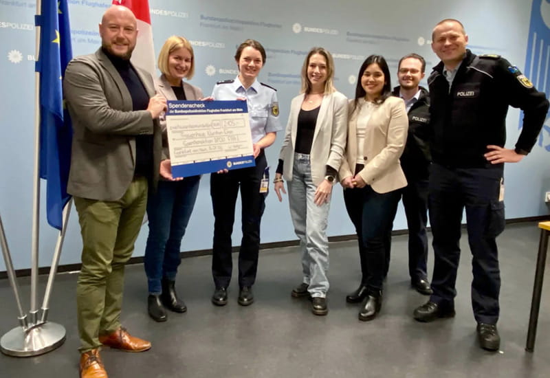 Übergabe des Schecks an die AWO Wiesbaden. Ein Gruppenbild mit sieben Personen im Bild