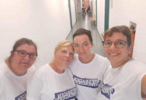 Vier engagierte Helferinnen der AWO Wiesbaden während ihres ehrenamtlichen Einsatzes in einem Flur einer sozialen Einrichtung