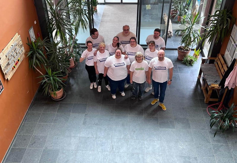 Gruppe von freiwilligen Helferinnen und Helfern der AWO Wiesbaden beim gemeinsamen Engagement in einer Einrichtung