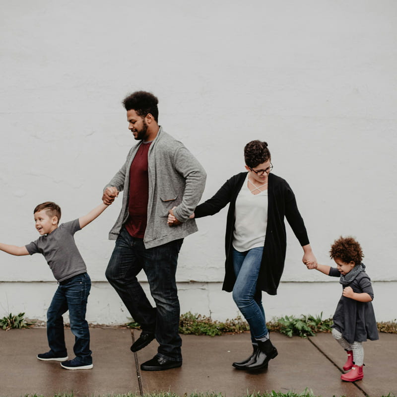 Familie mit zwei Kindern als Symbol für die Angebote der Internationalen Familienbildungsstätte Hedi Konrad in Wiesbaden