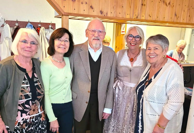 Gruppenfoto von Teilnehmerinnen und Teilnehmern beim zünftigen Oktoberfest der AWO Dotzheim in geselliger Atmosphäre