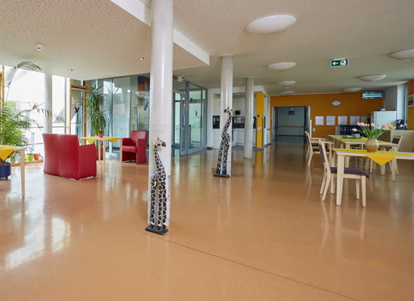 Zwei Hände liegen behutsam übereinander und symbolisieren Nähe, Vertrauen und menschliche Zuwendung in der Seniorenpflege der AWO Wiesbaden