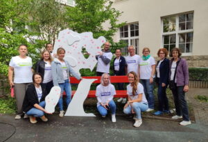 Engagierte Helferinnen und Helfer präsentieren gemeinsam das Kunstprojekt Abschiedsbaum bei Wiesbaden Engagiert