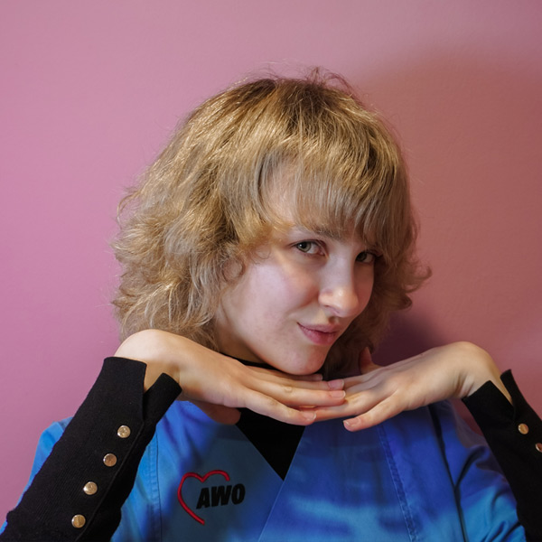 Anastasiia Auszubildende in der Pflege bei der AWO Wiesbaden begann ihren Weg mit einem Minijob und entschied sich danach für eine Ausbildung im Pflegebereich