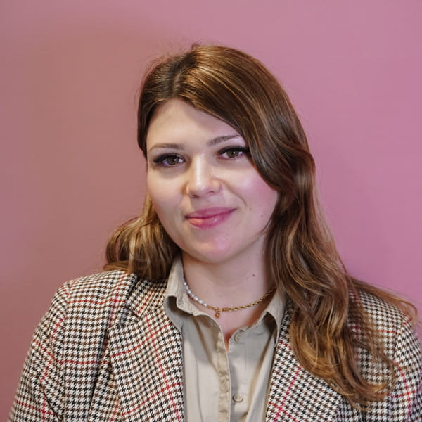 Aleksandra Pflegedienstleitung bei der AWO Wiesbaden begann ihre Karriere mit einer Ausbildung in der Pflege und entwickelte sich über mehrere Weiterbildungen in eine Führungsposition