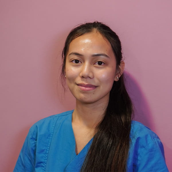 Algen Keith absolviert ein Freiwilliges Soziales Jahr in der Pflege bei der AWO Wiesbaden und sammelt praktische Erfahrungen im medizinischen und sozialen Bereich