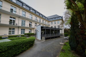 Außenansicht des Robert Krekel Hauses der AWO Wiesbaden mit Eingangsbereich, Gartenanlage und Zufahrt