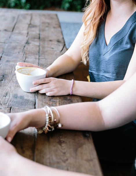 Gespräch und Austausch bei einer Tasse Kaffee im offenen Treff des Mütterzentrums in Wiesbaden