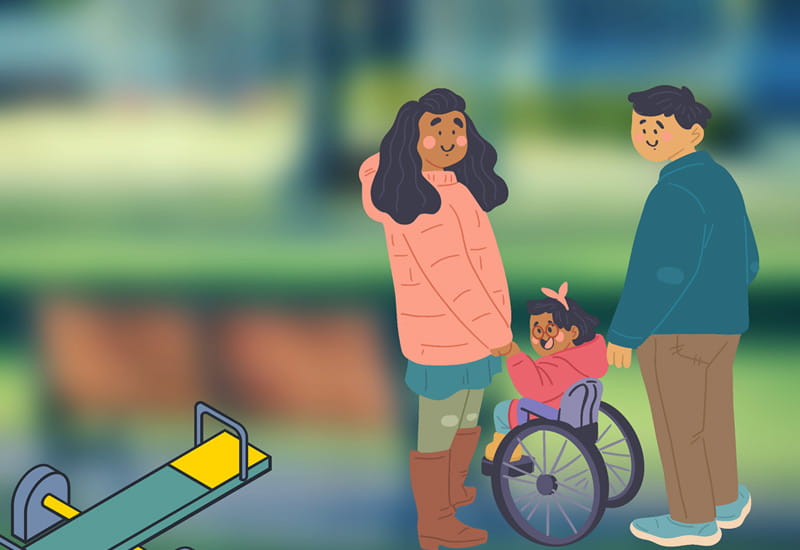 Eine freundliche Illustration einer dreiköpfigen Familie im Freien. Eine Mutter und ein Vater stehen neben ihrem Kind, das in einem Rollstuhl sitzt und lächelt. Im Hintergrund ist eine stilisierte Wippe auf einem Spielplatz angedeutet