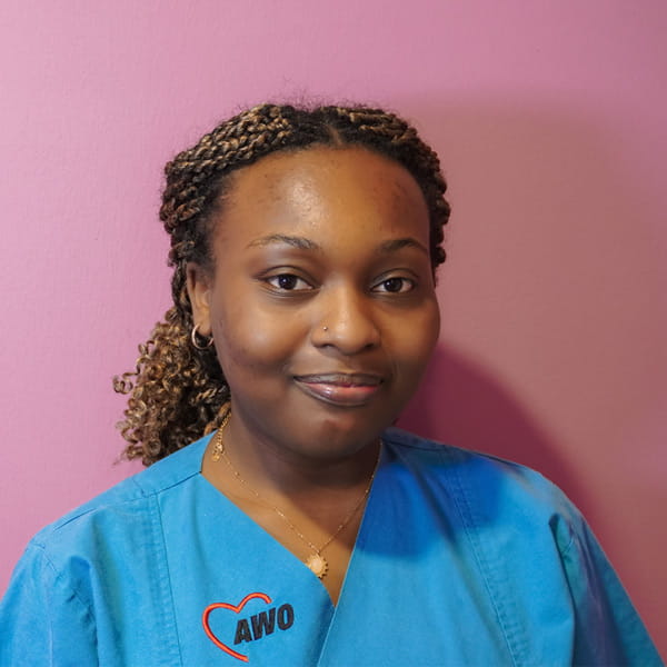 Natasha absolviert ein Freiwilliges Soziales Jahr in der Pflege bei der AWO Wiesbaden und sammelt wertvolle Erfahrungen in der Betreuung älterer Menschen