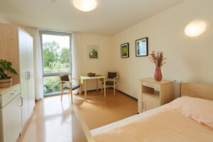 Gemütlich eingerichtetes Einzelzimmer mit hellen Möbeln und persönlicher Atmosphäre im Robert Krekel Haus Wiesbaden