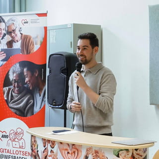 Ein Redner spricht am Mikrofon beim Kick Off des Projekts Digitallotsen in Wiesbaden