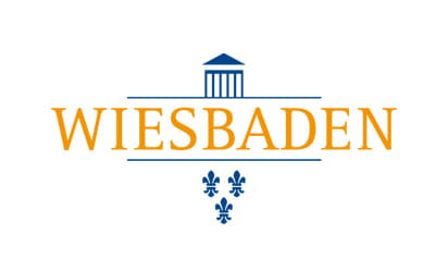 Logo der Landeshauptstadt Wiesbaden Offizielles Logo der Stadt Wiesbaden mit den drei Lilien und der stilisierten Kurhaus-Silhouette