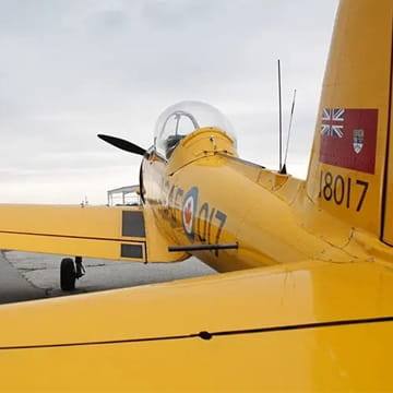 Gelbes Flugzeug als starkes Bildmotiv für Aufbruch, Bewegung und neue Designideen