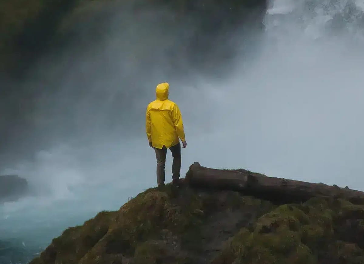 Person blickt auf eine starke Wasserbewegung als visuelles Motiv für die Frage, wann Unternehmen ihren Internetauftritt prüfen und eine neue Webseite anfragen sollten