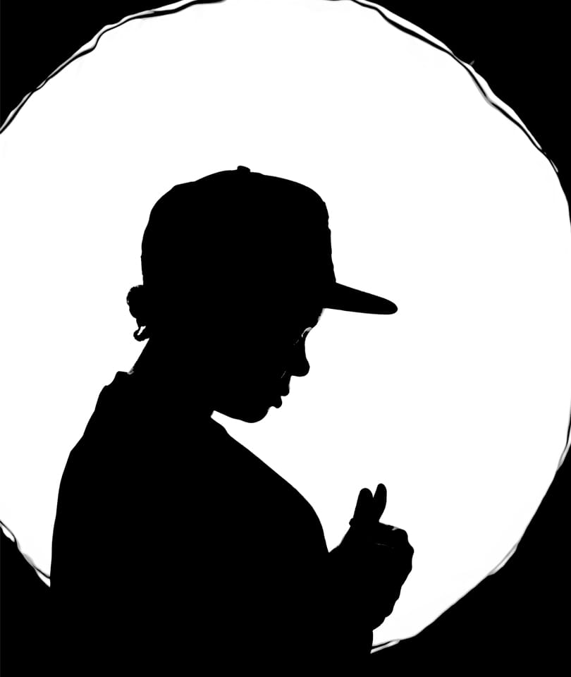 Made with Love – Silhouette eines Webdesigners Seitliches Porträt eines Webdesigners als schwarze Silhouette vor weißem Hintergrund